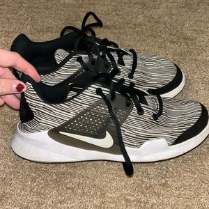 Nike black tennis shoes